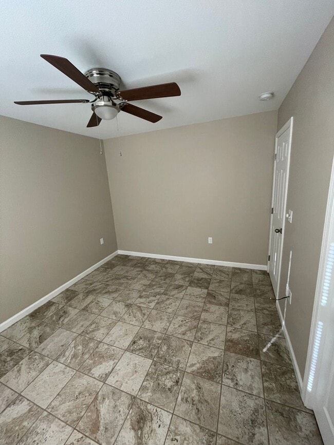 Building Photo - 354 1/2 S. G ST- 3 BEDROOM 1 BATH- EXETER