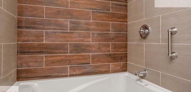 Super-deep Soaker Tub (water fills up to edge) - 9714 Pine Arcade
