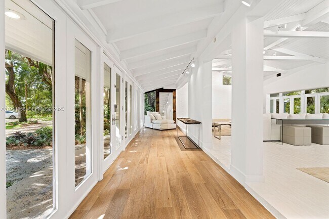 Building Photo - 11015 Lakeside Dr