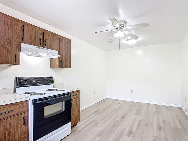 Building Photo - Spanish-Style 3 Bedroom, 2.5 Bath Mediterranean Rooftop Townhouse – Basic Cable & Wi-Fi Included!