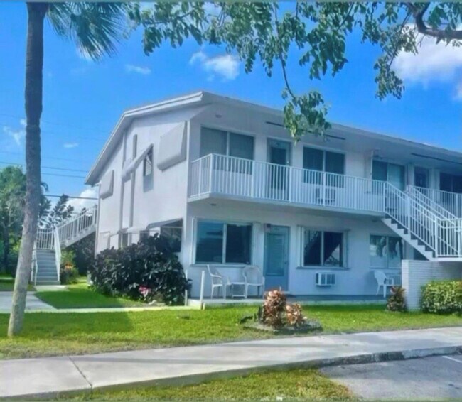 Building Photo - 1920 NE 51st Ct