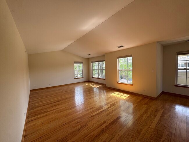 Building Photo - 2268 Vanderbilt Dr