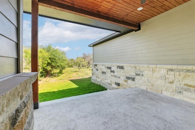 Building Photo - 418 Bedford Dr