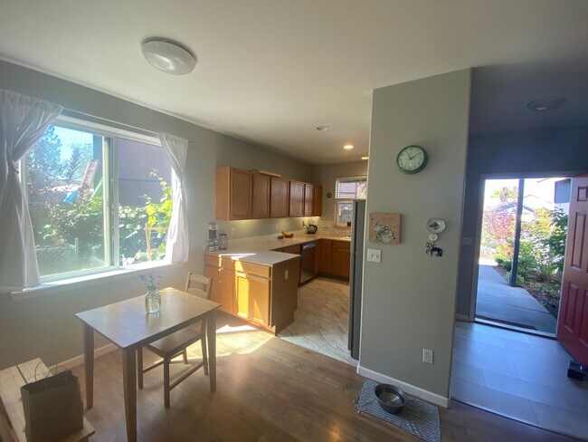 Building Photo - Single level home located in Redmond!  RV ...