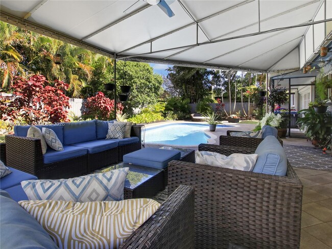 Building Photo - 1561 NE 47th St