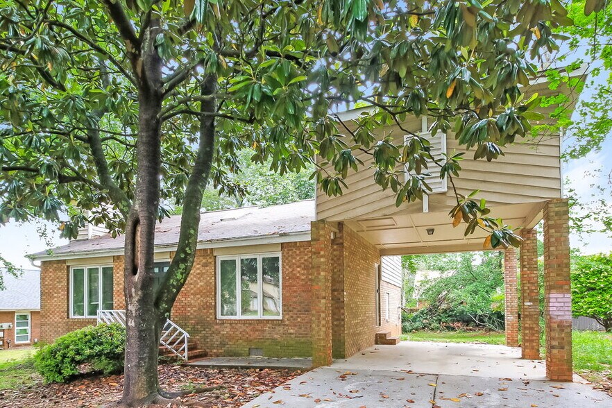 Building Photo - 2112 Golfview Dr SE