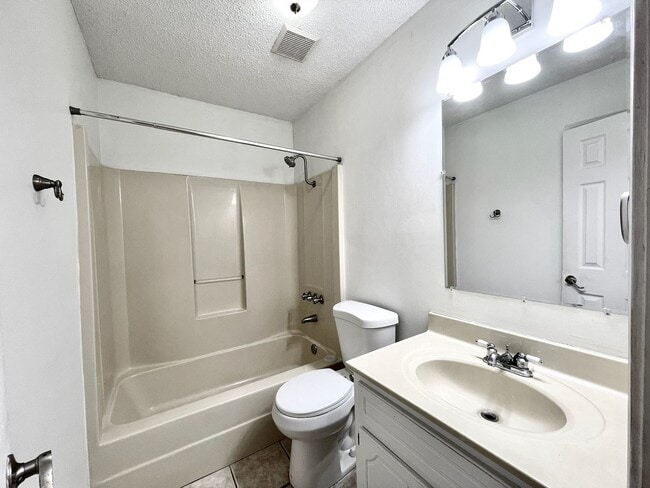 Building Photo - Large 4 Bedroom House