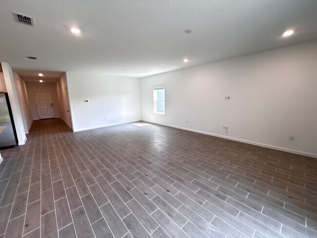 Building Photo - Brand New Pristine 4/3 minutes from River ...