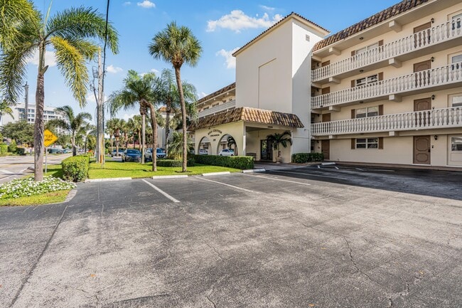 Building Photo - 200 E Royal Palm Rd
