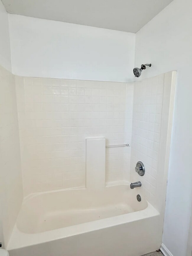 Building Photo - Spacious 5-bedroom, 3-bath home!