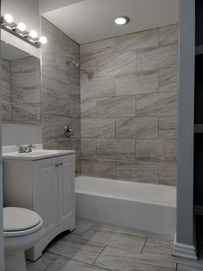 Building Photo - 705 E 92nd St