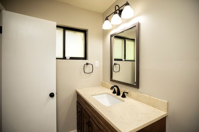 Building Photo - ** 4 bed 2 bath located by Montgomery Academy ** Call 334-366-9198 for a self showing