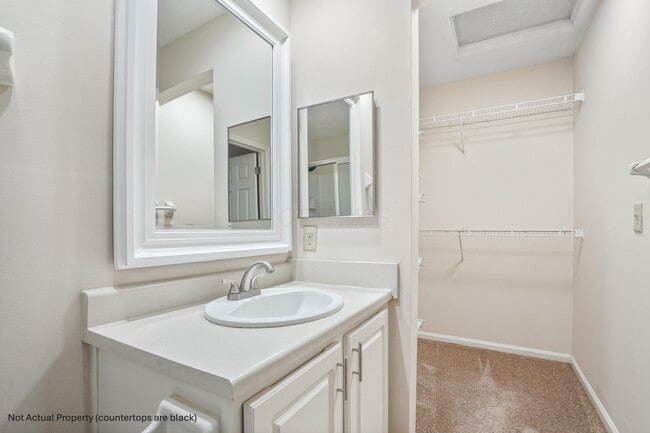 Building Photo - 5066 Stratford Pine Ln