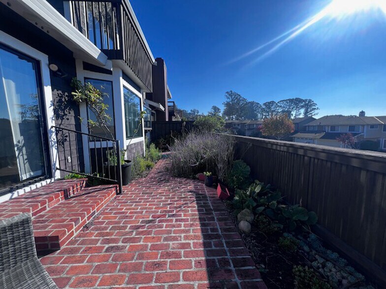 Building Photo - 2221 Pinehurst Way