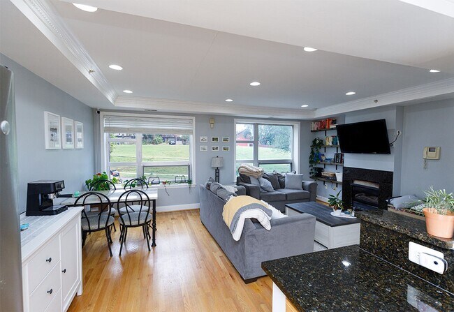 Building Photo - Fantastic Location Near Brightwood Park - ...