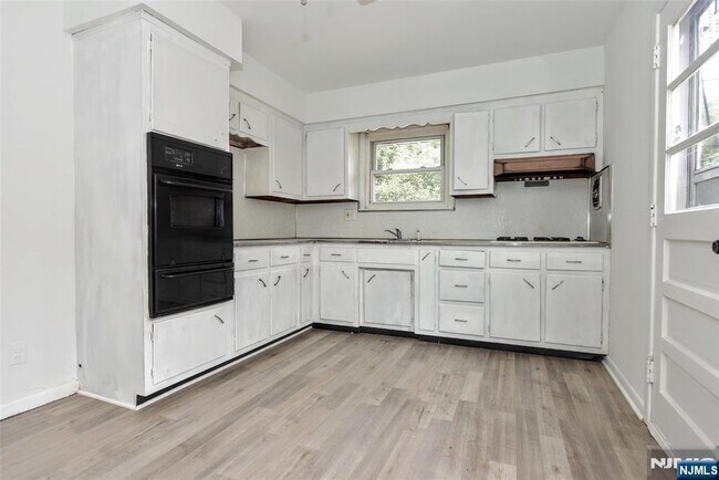 Building Photo - 348 Westminster Pl