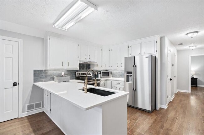 Building Photo - 1445 Hillside Dr SW