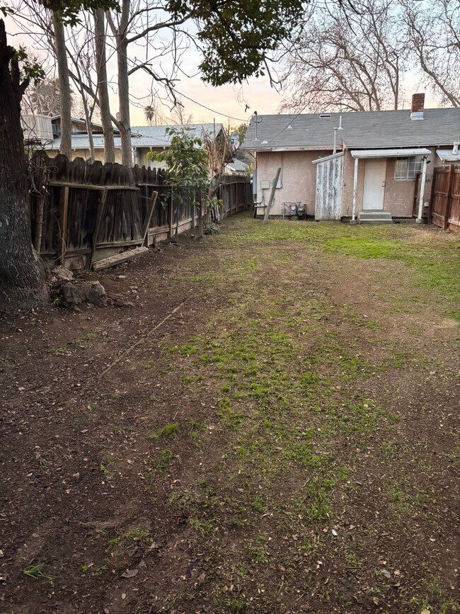 Building Photo - 924 E Yosemite Ave