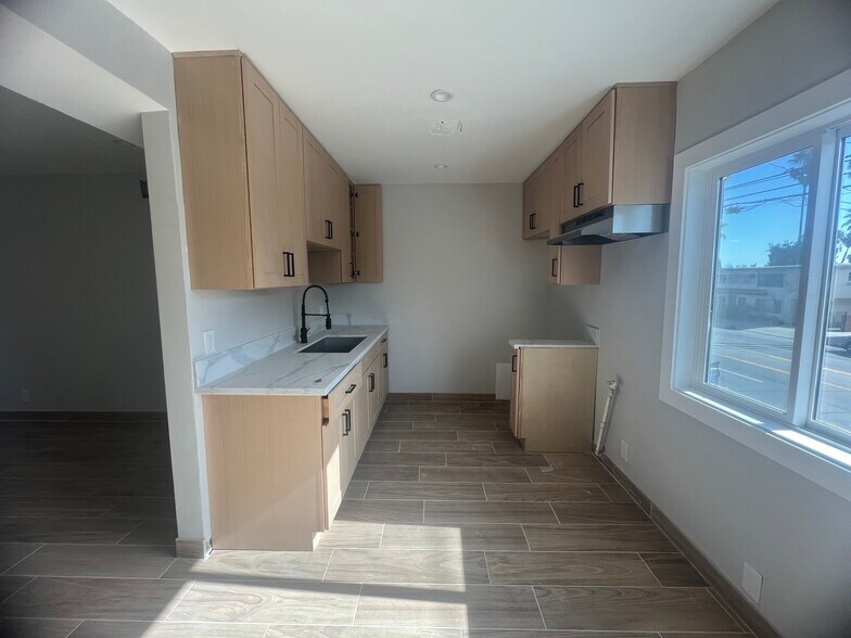 Building Photo - 13425 Vanowen St