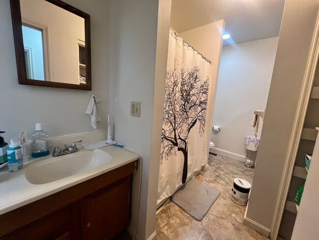 Building Photo - 2-bedroom, 1.5-bathroom home located in th...
