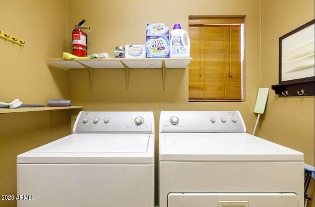 Building Photo - 1431 E Century Ave