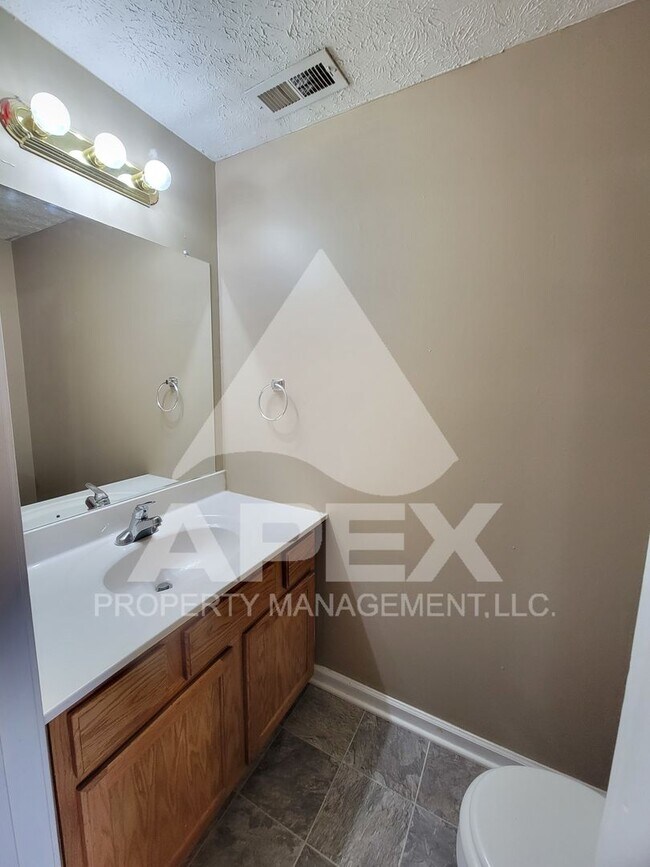 Building Photo - MOVE-IN SPECIAL,NO RENT TIL MAY 1ST! - Nice 2 Bd | 1.5 Ba Townhouse in West Knox Condo Community!