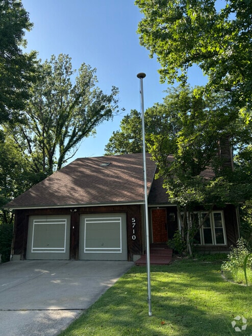 Building Photo - 5710 NW Verlin Dr