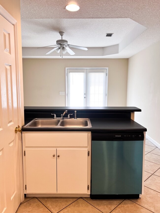 Building Photo - 252 Windridge Dr