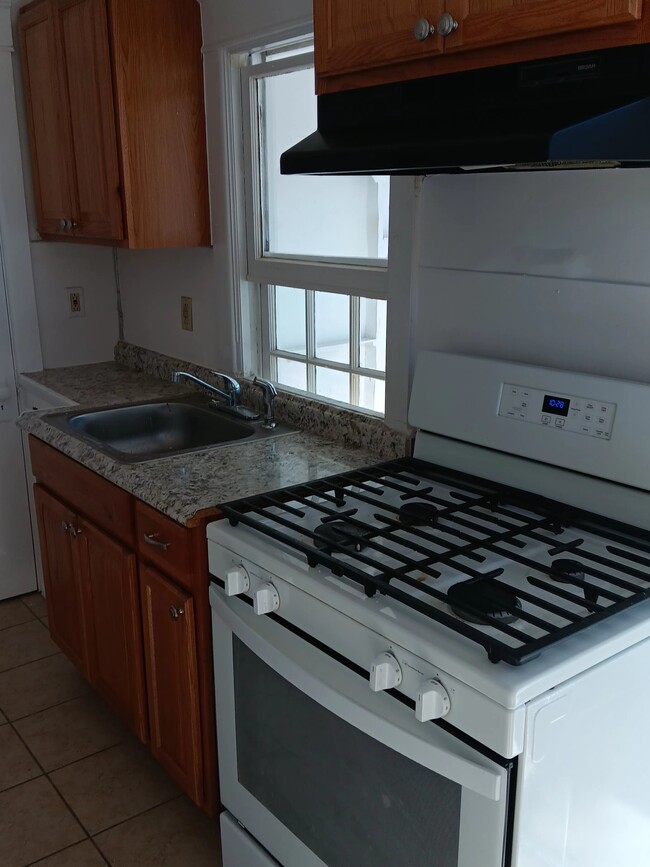 Kitchen - 1002 Pembroke Ave