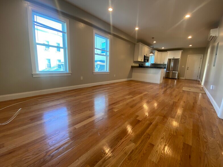 Primary Photo - 17 Maywood St