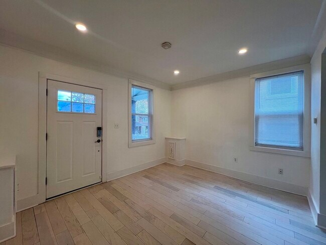 Building Photo - 1742 L St NE