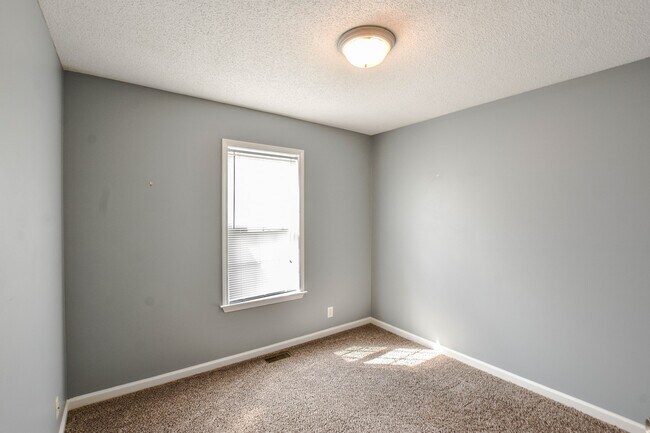 Building Photo - Pet Friendly Three Bedroom with Bonus in S...