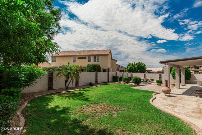 Building Photo - 7033 W Honeysuckle Dr
