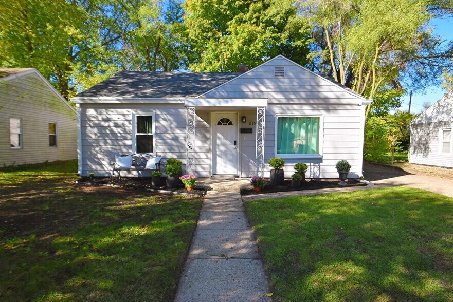 Building Photo - 815 N Twyckenham Dr