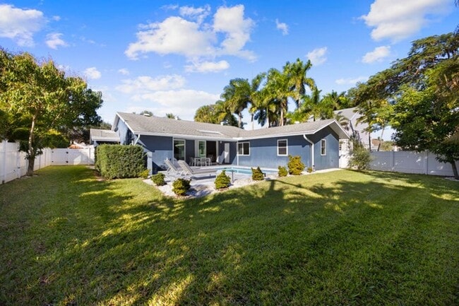 Building Photo - 930 NW 4th Ct