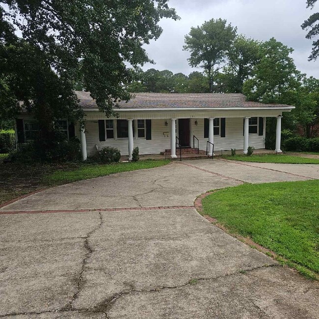 Primary Photo - 209 N Pinecrest Dr