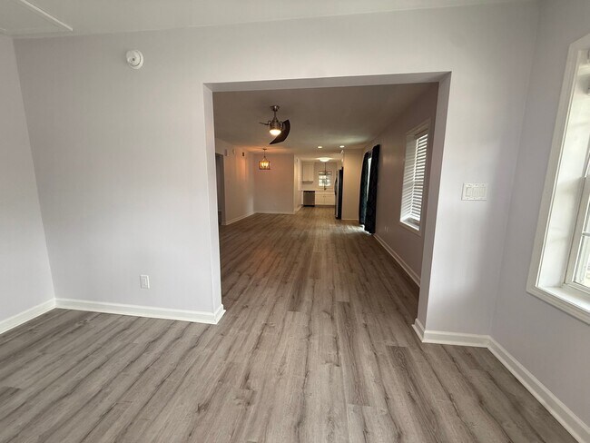 Building Photo - 120 N Pinewood Dr
