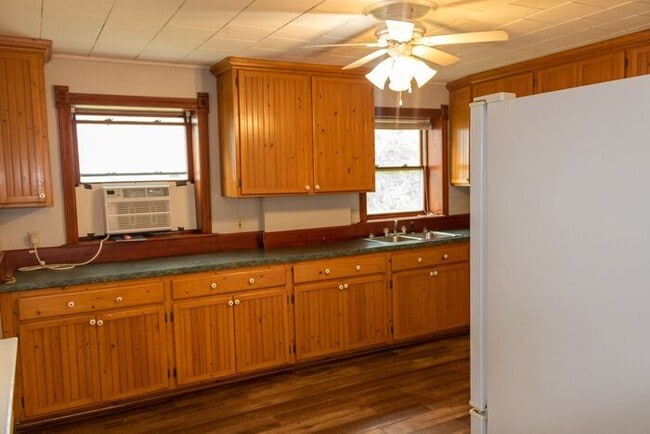Building Photo - $2,100 | 3 Bedroom, 2 Bathroom House | Pet...