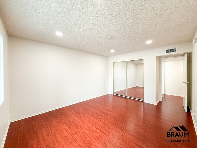 Building Photo - 221 W Elm Ave