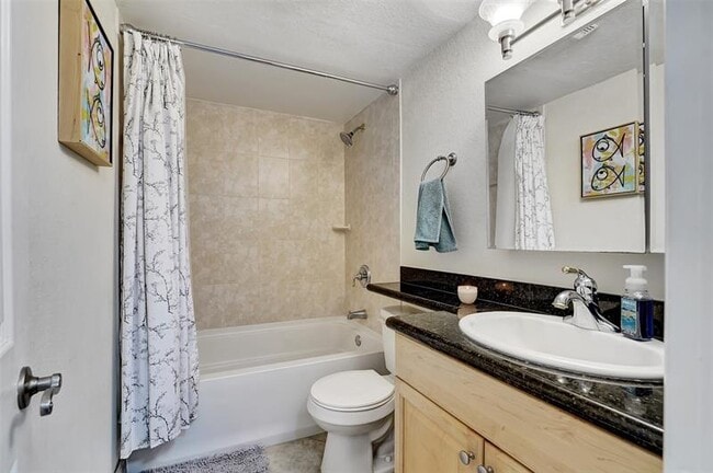 Building Photo - 744 NE 14th Ave