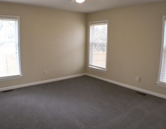 Building Photo - Lovely 5 bedroom, 2 bathroom brick home in Reidsville