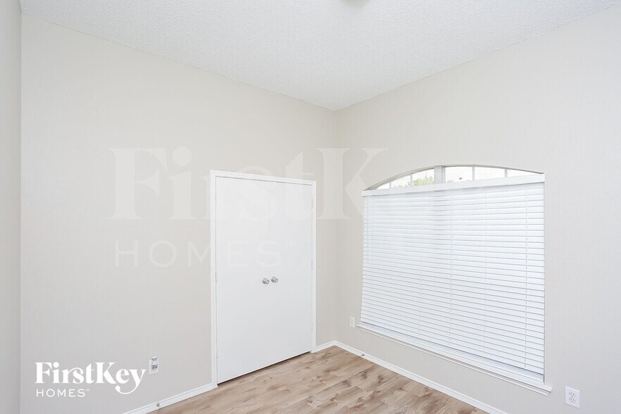 Building Photo - 10141 Chapel Ridge Dr