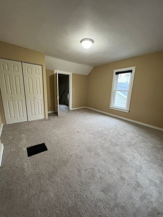Building Photo - Large Single Family Home in Heart of La Cr...