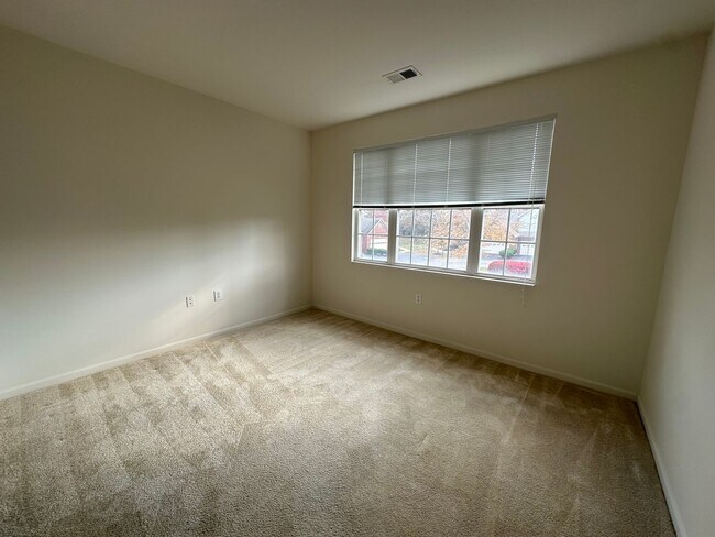 Building Photo - Spacious 2BR/2BA Townhome in Cobblestone F...