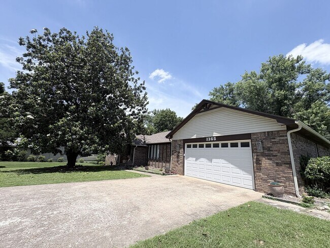 Building Photo - Remarkable 4 bed 2.5 bath w/ basement in Siloam Springs
