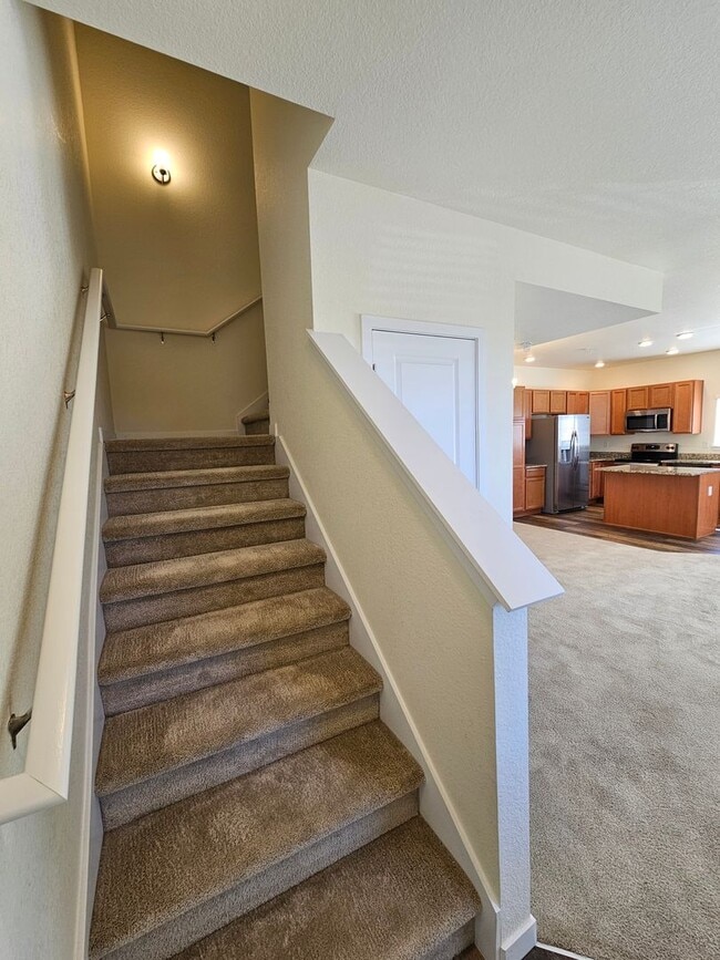 Building Photo - Like new 2Bed, 2.5 Bath with Den/Office To...