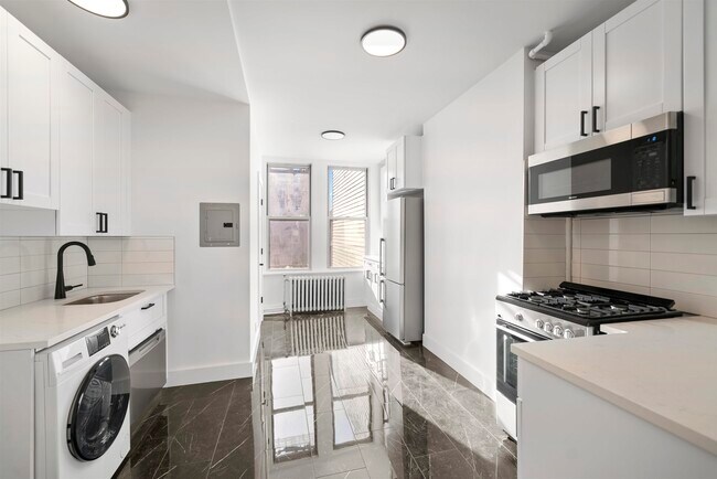 Building Photo - 216 Madison St