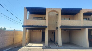 Building Photo - BEAUTIFUL TOWNHOUSE IN GATED COMMUNITY!