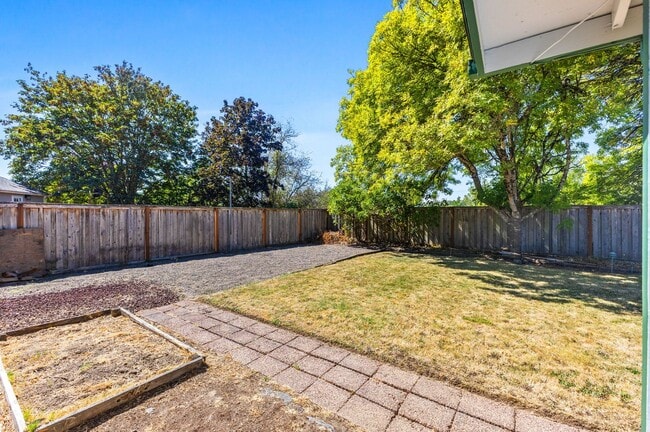 Building Photo - Ideally Located Close to It All — A Cozy Cul-de-Sac Home with Fireplace, Modern Updates & a Fence...