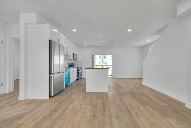 Building Photo - Luxury 2 & 4 Bed Townhomes in NoHo!